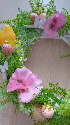 Jarní věnec s květinami, motýly a vajíčky – veselá dekorace na dveře 30 cm – fotka 2