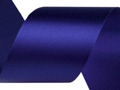 Atlasová stuha oboulící svazky šíře 50 mm návin 5 metrů{% if variant.name %} – 415 modrá sytá{% endif %}