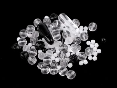 Skleněné korálky ramš 50g{% if variant.name %} – 34 transparent - černá{% endif %}