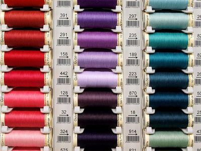 Polyesterové nitě návin 100 m univerzální{% if product.brand.name %} – Gütermann{% endif %}