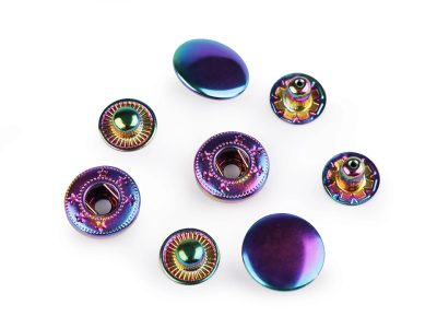 Kovové druky Ø15 mm duhový 10 sad{% if product.brand.name %} – Galanterka{% endif %}