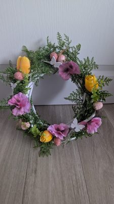 Jarní věnec s květinami, motýly a vajíčky – veselá dekorace na dveře 30 cm{% if product.brand.name %} – Mikaton{% endif %}