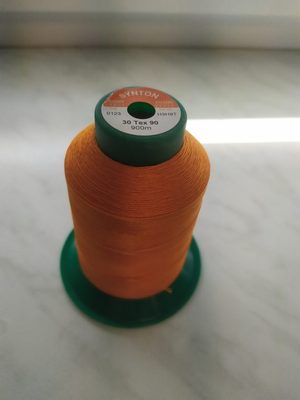 Nitě šicí polyesterové Synton 30 pevné 900m{% if variant.name %} – 123 - oranžová{% endif %}