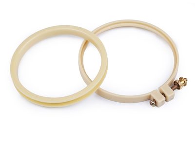 Vyšívací kruh plastový Ø8,5 cm{% if product.brand.name %} – Stoklasa{% endif %}