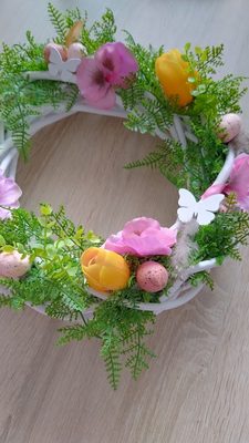 Jarní věnec s květinami, motýly a vajíčky – veselá dekorace na dveře 30 cm – fotka 1