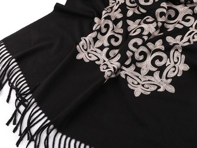Šátek / šála vlněná s třásněmi, výšivka 70x185 cm{% if product.brand.name %} – Stoklasa{% endif %}