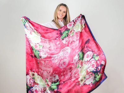 Velký saténový šátek s květy 130x135 cm{% if product.brand.name %} – Stoklasa{% endif %}