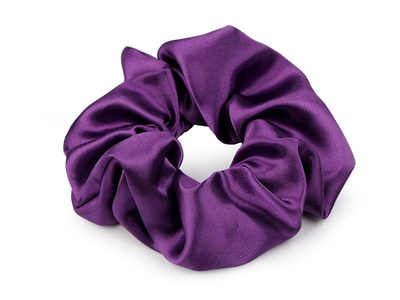 Saténová scrunchie gumička do vlasů{% if variant.name %} – 34 fialová tm.{% endif %}