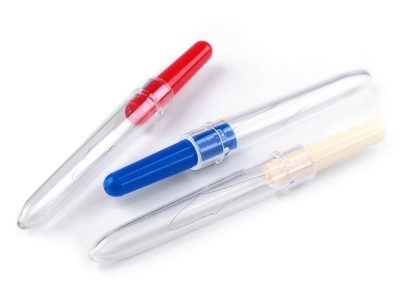 Ergonomický navlékač nití s ochranným pouzdrem (délka 85 mm){% if product.brand.name %} – Stoklasa{% endif %}