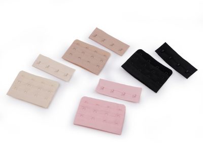 Zapínání na podprsenky, plyš šíře 75 mm čtyřřadé{% if product.brand.name %} – Stoklasa{% endif %}