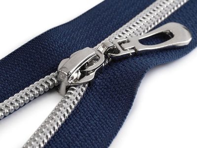 Spirálový zip se stříbrnými zoubky šíře 7 mm délka 65 cm{% if variant.name %} – 330 modrá tmavá{% endif %}