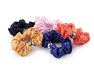 Saténová scrunchie gumička do vlasů / náramek s korálkem{% if product.brand.name %} – Stoklasa{% endif %}