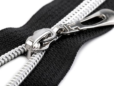 Spirálový zip se stříbrnými zoubky šíře 7 mm délka 60 cm{% if variant.name %} – 322 černá{% endif %}