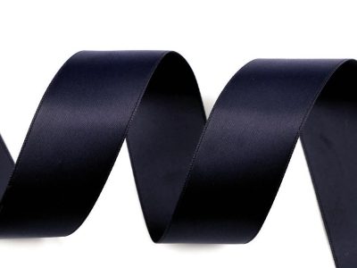 Atlasová / hedvábná stuha oboulící šíře 26 mm matná 3 metry{% if variant.name %} – 10 modrá tmavá{% endif %}