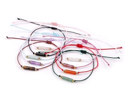 Náramek shamballa se skleněným korálkem{% if product.brand.name %} – Stoklasa{% endif %}