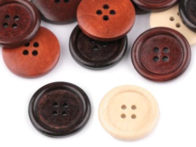Dřevěný knoflík čtyřdírkový velikost 40" 10 kusů{% if product.brand.name %} – Galanterka{% endif %}