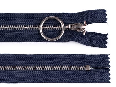 Kovový zip šíře 4 mm délka 20 cm se stříbrnými zoubky{% if variant.name %} – 330 modrá tmavá{% endif %}