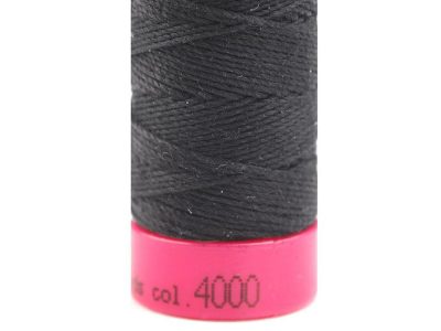 Polyesterové nitě Aspo 30 / riflové návin 30 m - 1 kus{% if variant.name %} – 4000 černá{% endif %}