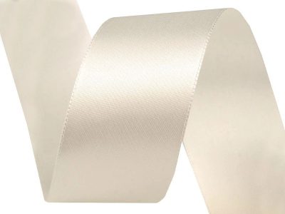 Atlasová stuha oboulící šíře 40 mm návin 20 metrů{% if variant.name %} – 241 krémová nejsvět.{% endif %}