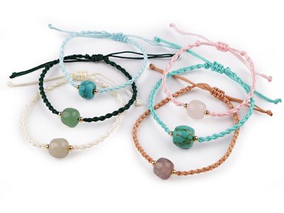 Náramek shamballa se skleněným korálkem{% if product.brand.name %} – Stoklasa{% endif %}