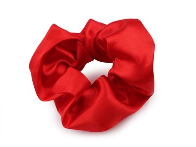 Saténová scrunchie gumička do vlasů{% if variant.name %} – 26 červená{% endif %}