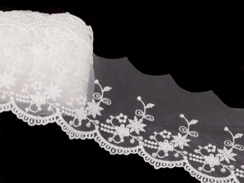 Vyšívaná krajka na monofilu šíře 70 mm METRÁŽ