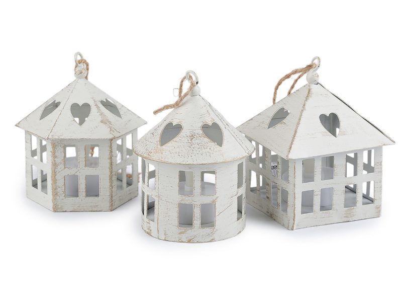 Kovová lucerna svítící k zavěšení