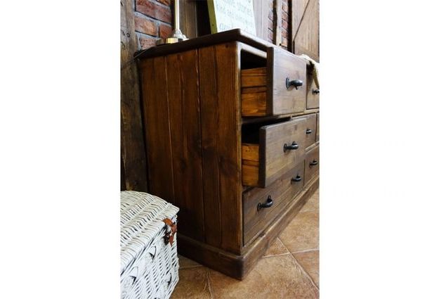 Boční strana komody