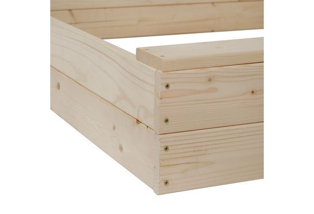 Surové borovicové dřevo s hladkým povrchem a opracovanými hranami