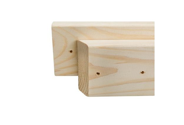 Surové borovicové dřevo s hladkým povrchem a opracovanými hranami