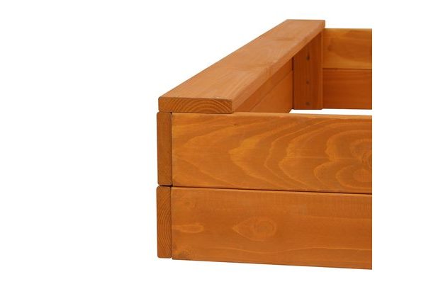 Detailní pohled na borovicové dřevo s impregnací bezpečnou pro děti