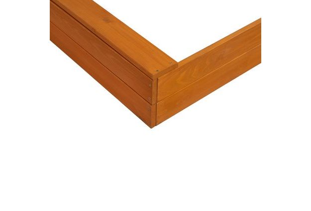 Detailní pohled na borovicové dřevo s impregnací bezpečnou pro děti