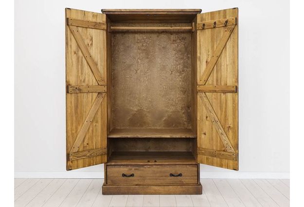 Masivní skříň Rustyk 105 cm