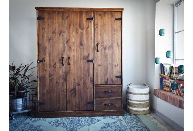 Masivní šatní skříň Rustyk 155 cm