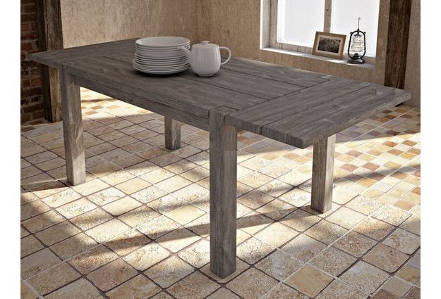 Rozložený jídelní stůl