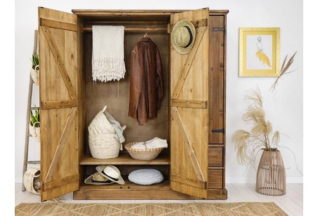 Masivní šatní skříň Rustyk 155 cm