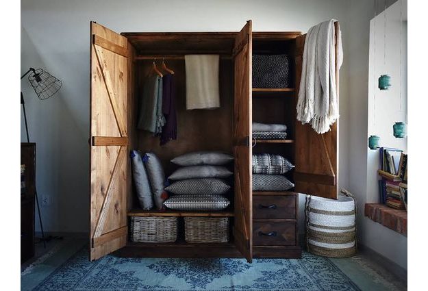 Masivní šatní skříň Rustyk 155 cm