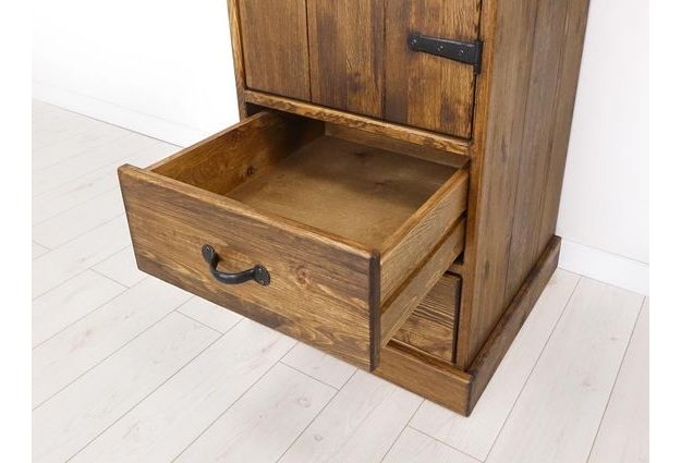 Masivní šatní skříň Rustyk 57 cm