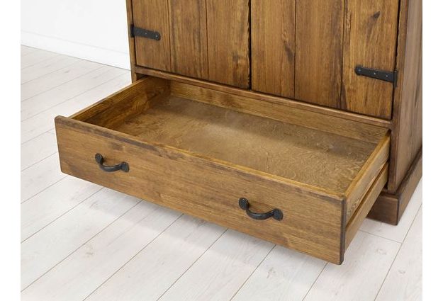 Masivní skříň Rustyk 105 cm