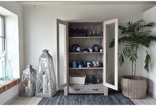 Úložný prostor uvnitř vitríny