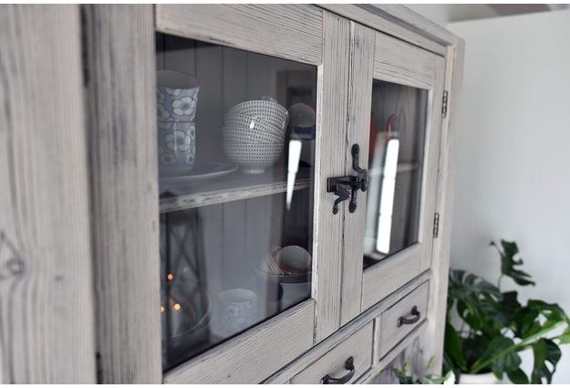 Prosklená část kredence