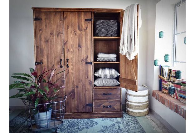 Masivní šatní skříň Rustyk 155 cm