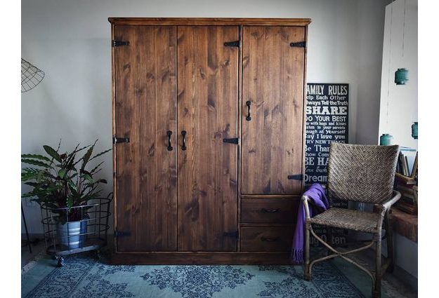 Masivní šatní skříň Rustyk 155 cm