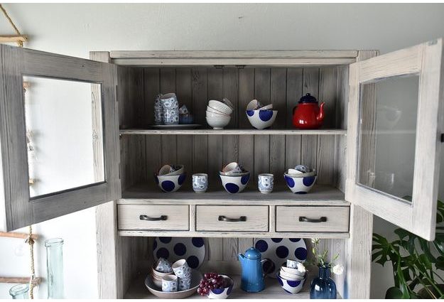 Úložný prostor uvnitř kredence