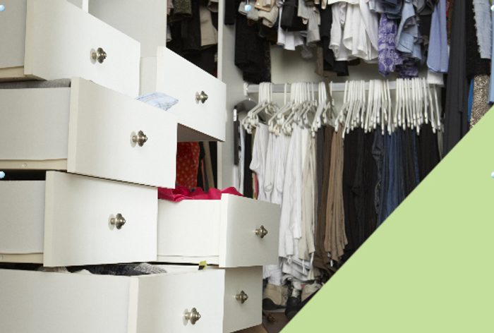 Nemůžete se hnout a není kam položit novou knihu? Ukliďte si!