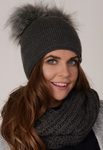 Dámská čepice s bambulkami