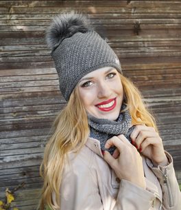 SET! Dámská čepice s šálou prošívané stříbrnou nití - grey