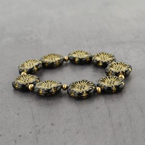 Náramok zo sklenených kameňov čierne kvety/zlatý pokov