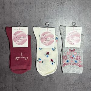Dámske bavlnené ponožky s kvetinkami 3 páry šedá/červená/smotanová 34325