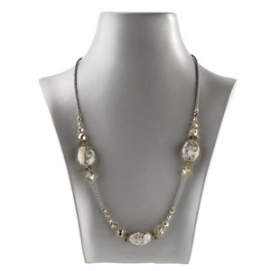 Náhrdelník zo skleněných kameňov a rokajlov mramorovaný šedý/pokov